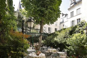 Art Contemporain dans le Jardin de l'Hôtel des Marronniers