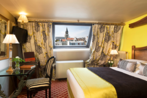 Chambre supérieure jardin avec vue sur le clocher de Saint-Germain-des-Prés à l'Hôtel des Marronniers Paris 6 - hôtel Saint-Valentin Paris