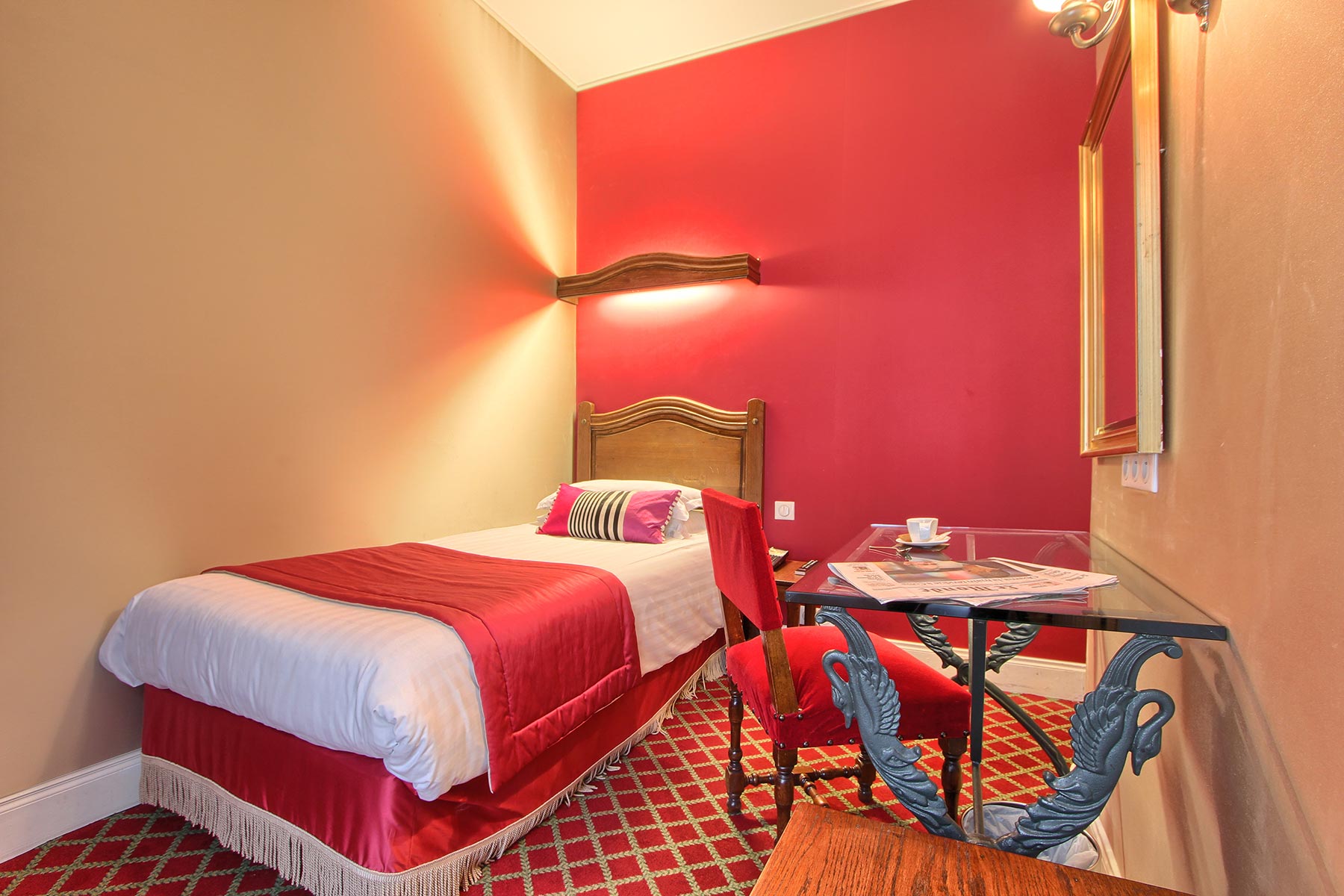 Chambre individuelle hotel de charme : un lit et un bureau - hotel des marronniers