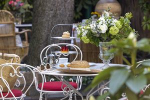jardin avec table, chaises et fleurs à l'hôtel des marronniers - hotel proche de l'université paris Descartes
