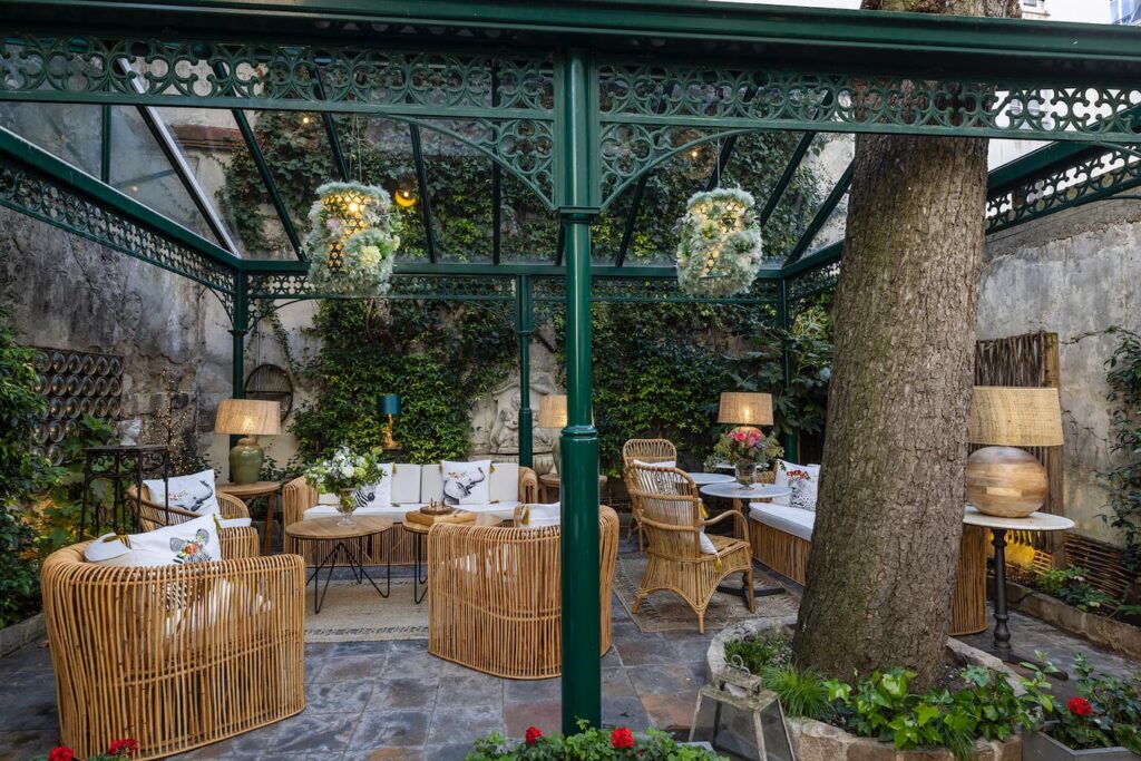 Afternoon tea in Paris Hotel des Marronniers Paris 6 - Garden with a chestnut tree and wooden garden furniture