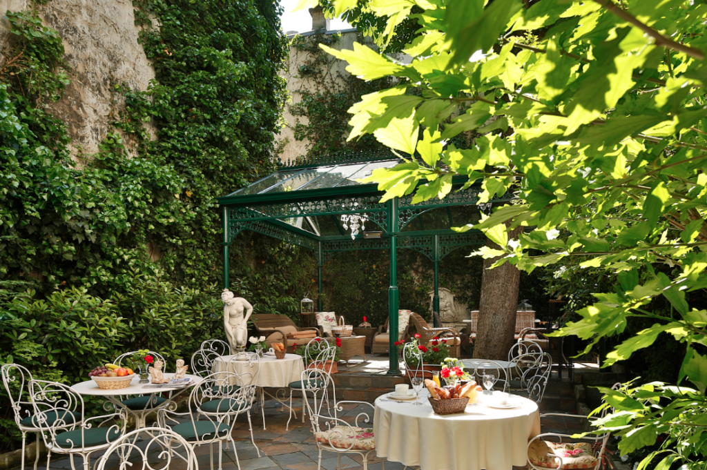 Hotel with breakfast included in Paris : in the garden of the Hotel des Marronniers