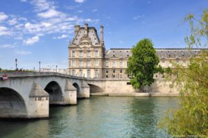 Pont Royal et Musée du Louvre - hotel proche de l'université paris Descartes