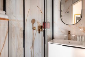 bathroom double room boutique hotel Paris with shower and marble