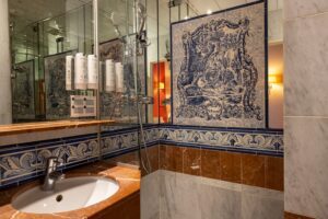 photo chambre hôtel de charme - salle d'eau en marbre avec lavabo et produits d'accueil écologiques