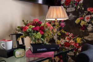 photo chambre hôtel de charme bureau avec fleurs et livres