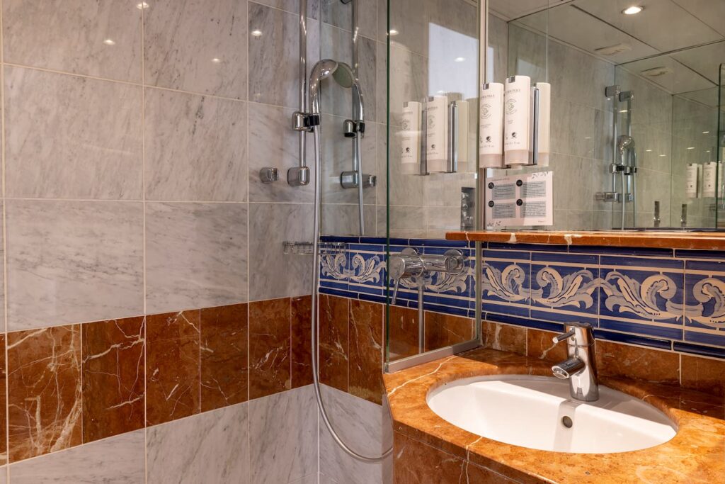 chambre hotel romantique salle d'eau en marbre avec douche et lavabo