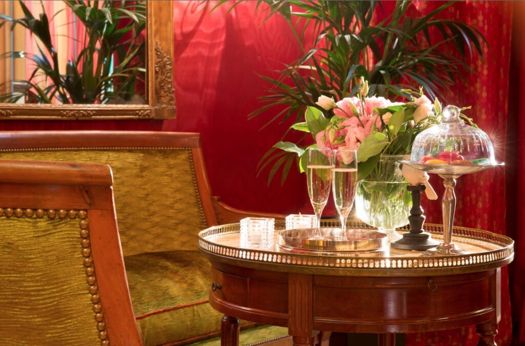 Coupes de champagne dans le salon de l'Hôtel des Marronniers à Paris 6. Hôtel Saint-Valentin Paris