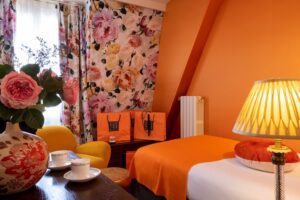 photo chambre hôtel de charme chambre orange avec sacs shopping et fleurs