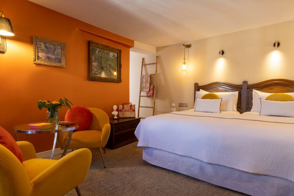 chambre hotel de charme paris 6 avec lit king size et salon - tissus orange