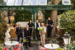 photo chambre hôtel de charme équipe de l'hôtel souriante dans le jardin de l'hôtel