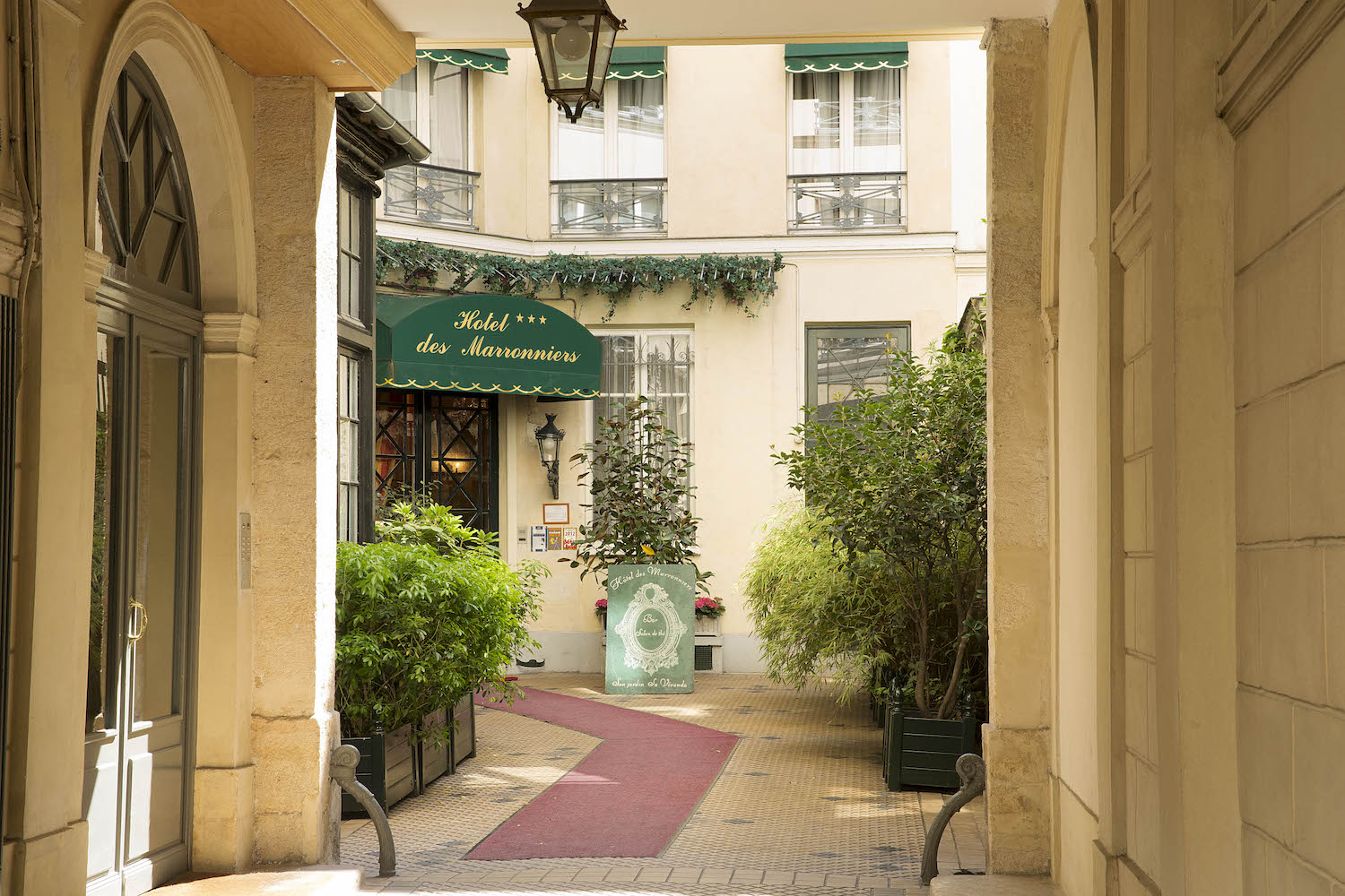 hotel Paris centre entrée de l'hôtel des marronniers dans sa cour