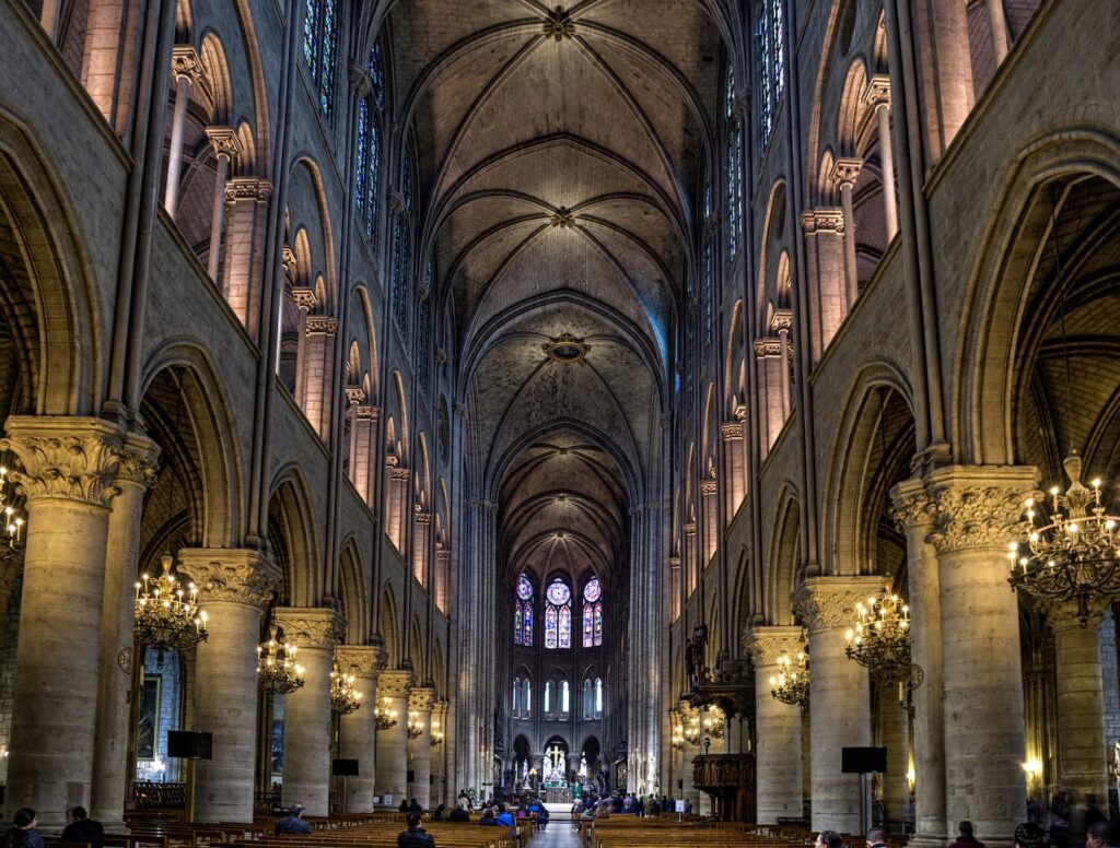 intérieur de la cathédrale notre-dame de Paris, grande nef - réserver un hôtel paris notre-dame