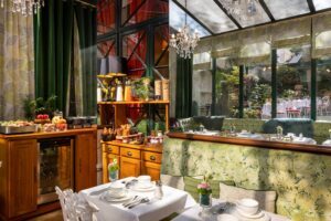 photo chambre hôtel de charme - véranda petit-déjeuner avec vue sur le jardin - buffet petit-déjeuner