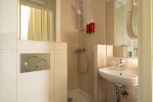 single room boutique hotel Paris | bathroom with shower