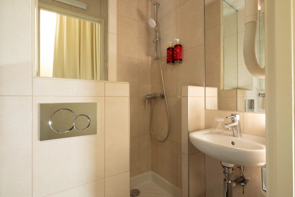 salle d'eau chambre individuelle hotel de charme avec douche et produits Clarins