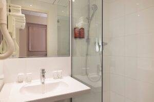paris hotel with family rooms | bathroom with shower