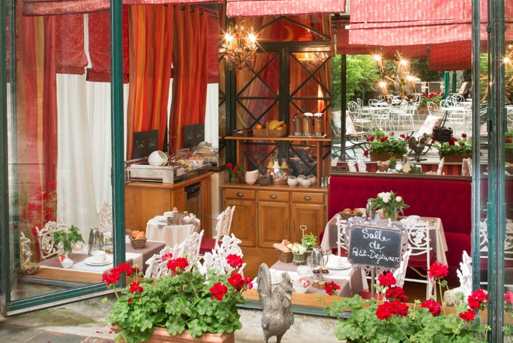 Hotel with breakfast included in Paris : the veranda of the Hotel des Marronniers facing the garden