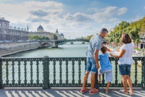 vacances de pâques à Paris - famille à Paris regardant une carte