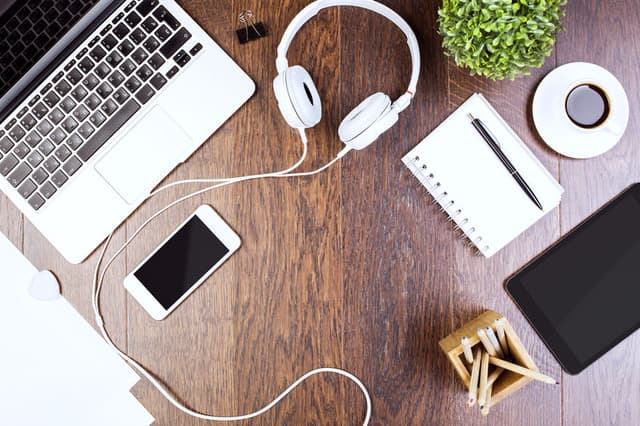 espace de travail paris centre : ordinateur, casque et téléphone portable pour télétravail à l'hôtel des marronniers