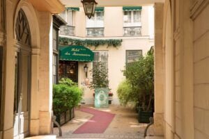 Entrée de l'Hôtel des Marronniers dans une cour de la rue Jacob à Paris - Tarif Long Séjour