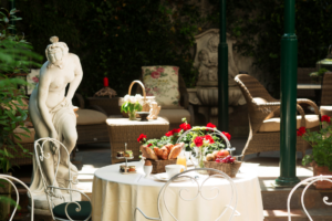 Table dressée pour le petit-déjeuner dans le jardin de l'Hôtel des Marronniers à Paris 6 - meilleur tarif BB