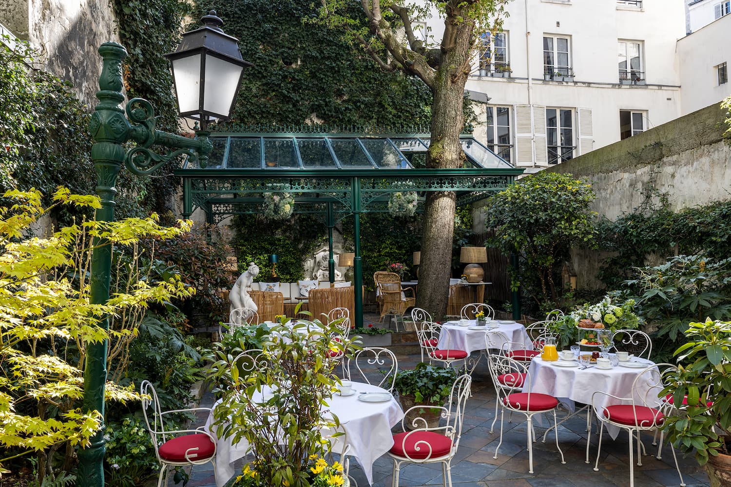 hotel Paris 6 avec jardin - tables dressées en terrasse pour le petit-déjeuner