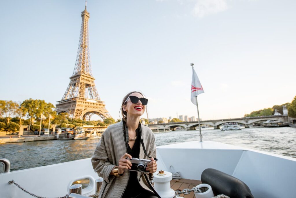 photo d'une fille contente en croisière en Yacht sur la seine et devant la Tour Eiffel 