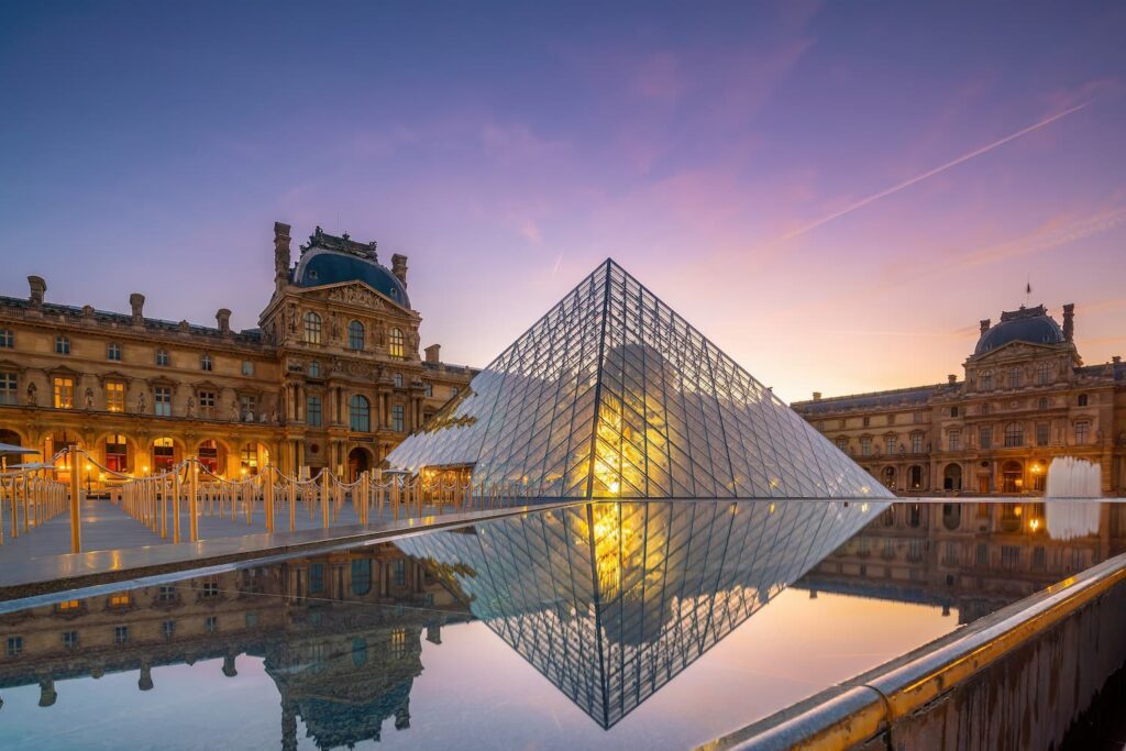 Photo de Pyramide du Louvre sur la lumière de Paris